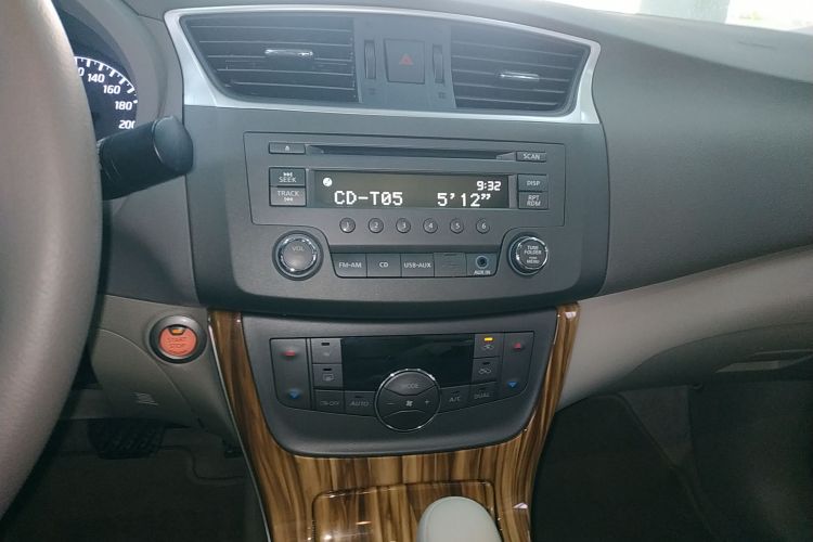 日产 轩逸 2014款 1.6XV CVT尊享版中控内饰16