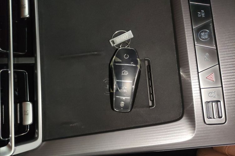 比亚迪 汉L 2025款 DM-p 四驱激光雷达旗舰型中控内饰7001