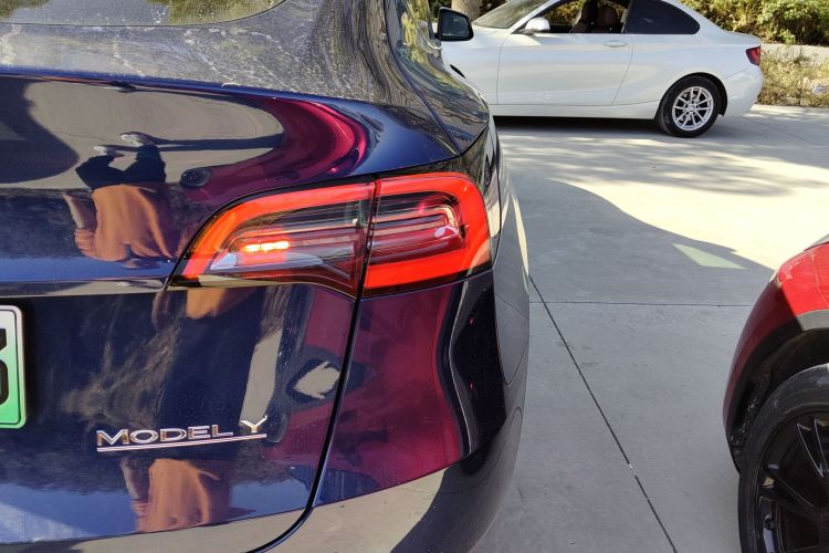 特斯拉 Model Y 2022款 长续航全轮驱动版车身外观9