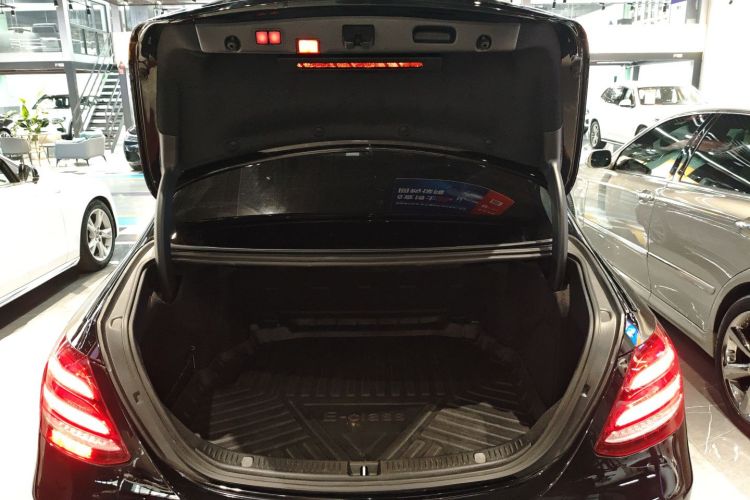 奔驰E级 2020款 改款 E 300 L 运动时尚型机舱底盘23