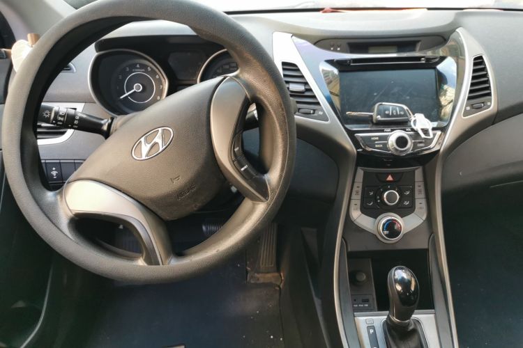 现代 朗动 2015款 1.6L 自动时尚型中控内饰13