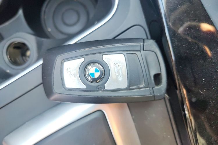 宝马3系 2017款 318i 时尚型中控内饰11