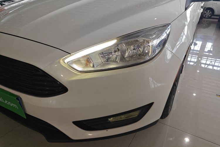 福特 福克斯 2018款 三厢经典 EcoBoost 180 自动精英型车身外观36