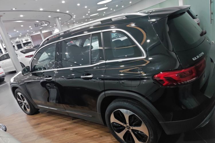 奔驰GLB 2023款 GLB 220 时尚型车身外观4