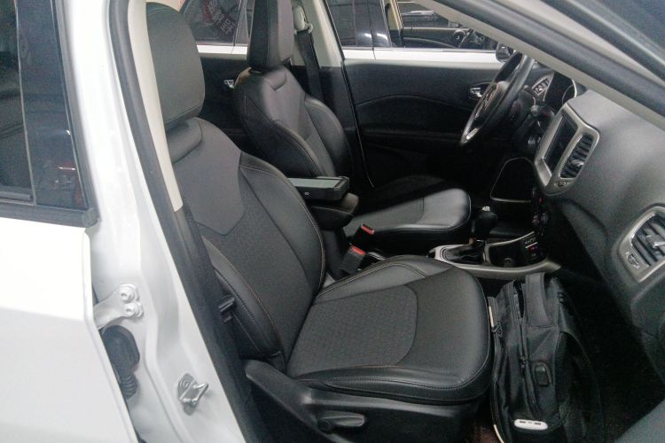 Jeep 指南者 2020款 220T 自动领先版局部细节41