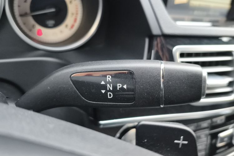 奔驰E级 2015款 E 180 L 运动型局部细节18