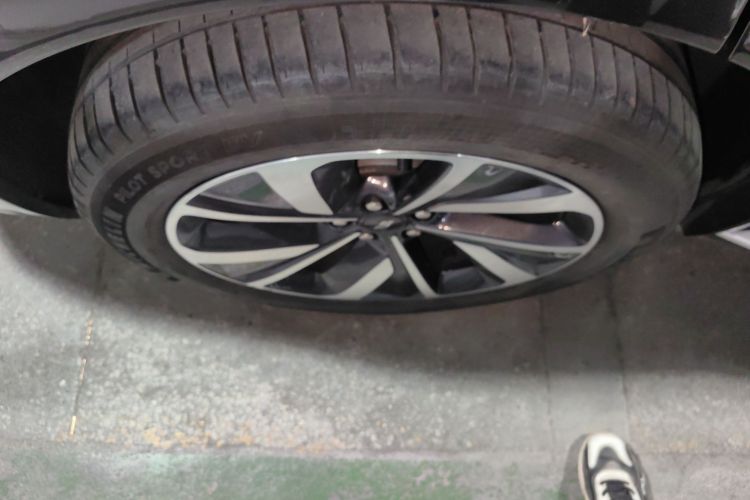 理想汽车 理想ONE 2021款 增程6座版车身外观6008