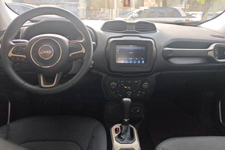 Jeep 自由侠 2018款 互联大屏版 180T 自动高能版中控内饰7002