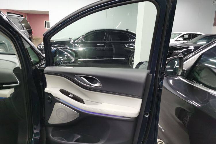 岚图汽车 岚图梦想家 2025款 PHEV 四驱旗舰鲲鹏版中控内饰7005