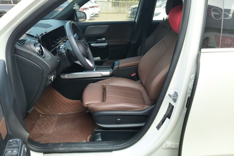 奔驰GLB 2024款 GLB 200 动感型中控内饰19