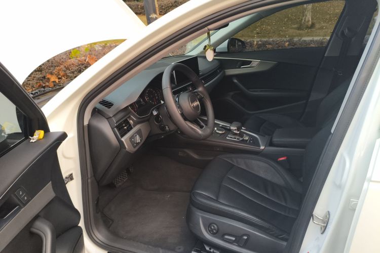 奥迪A4L 2018款 30周年年型 40 TFSI 进取型中控内饰20