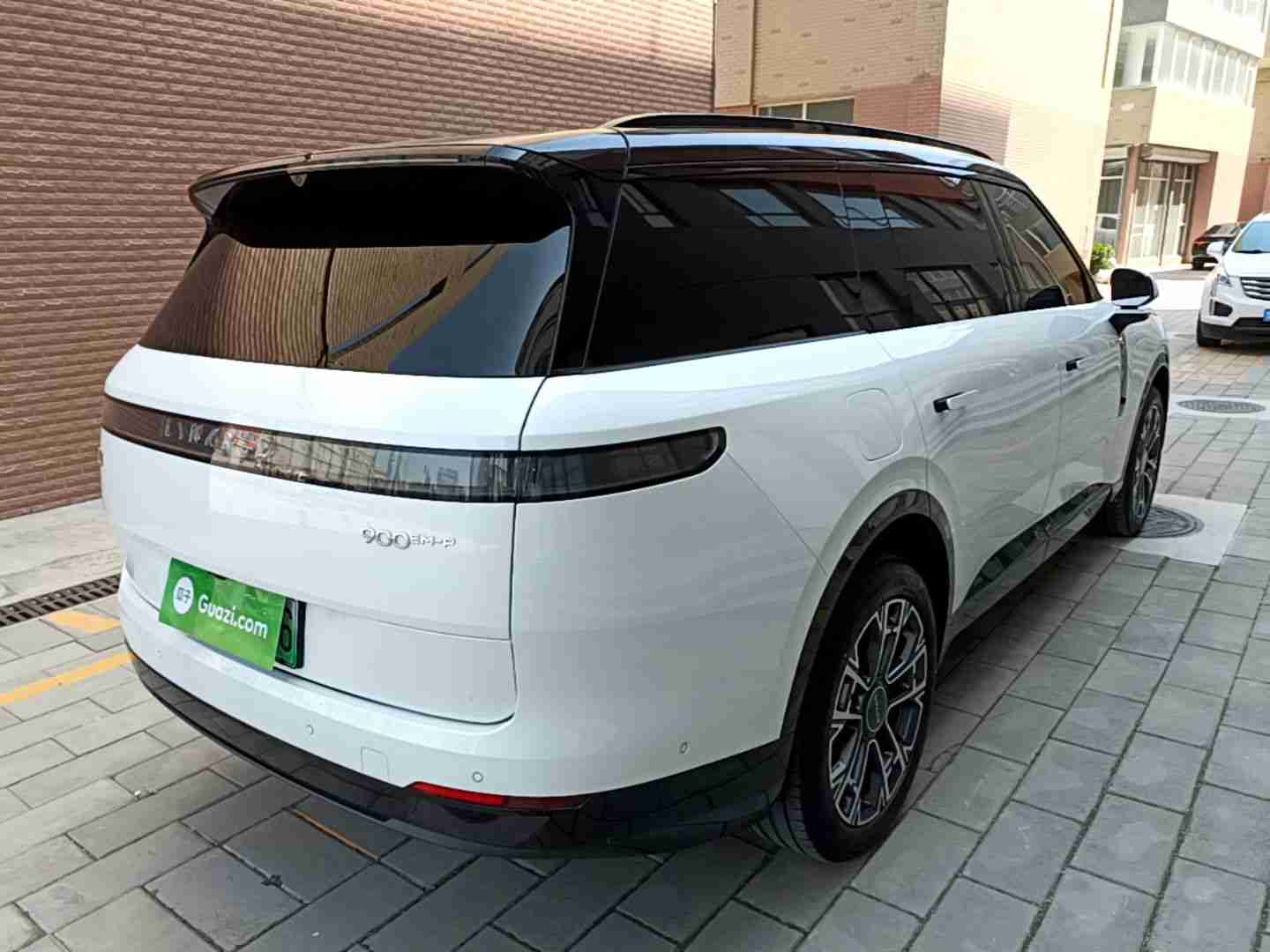 车辆右后45度外观展示