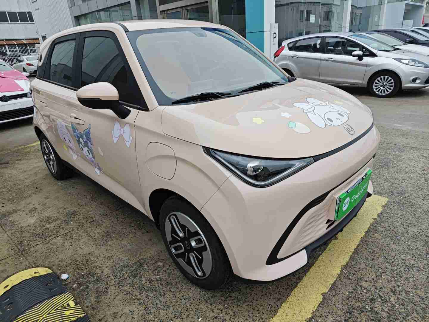车辆右前45度外观展示