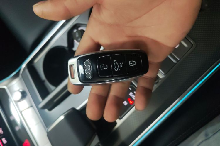 奥迪A6L 2025款 改款 45 TFSI 臻选动感型中控内饰11