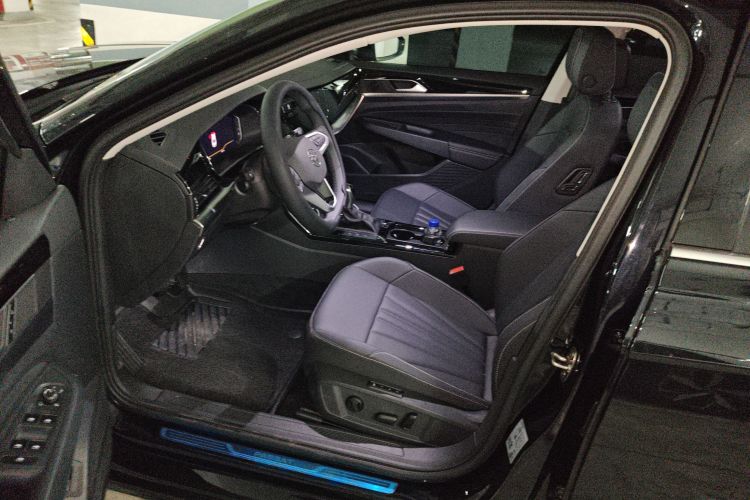 大众 帕萨特 2025款 出众款 330TSI 星空精英版中控内饰19