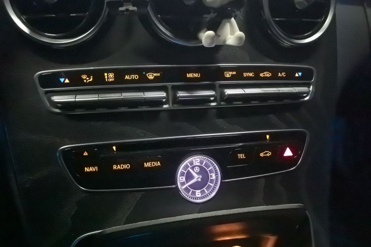 奔驰C级 2017款 改款 C 200 L 运动版中控内饰16