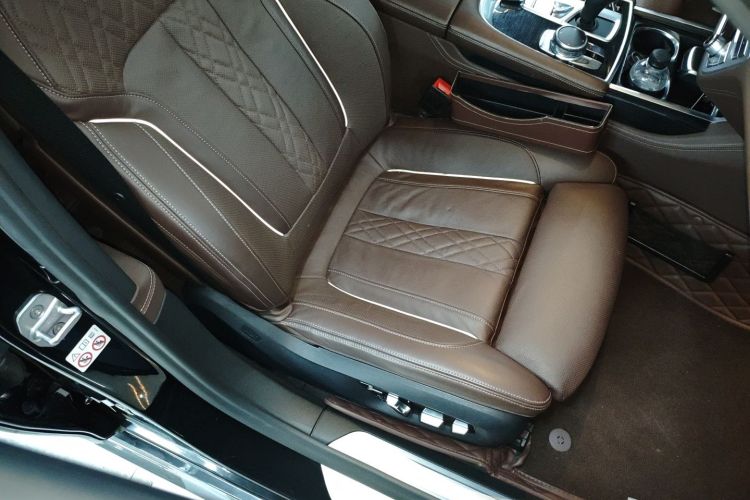 宝马7系 2018款 730Li 尊享型 M运动套装局部细节41