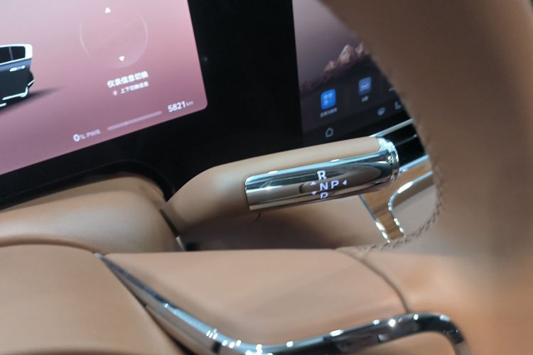 鸿蒙智行 尊界S800 2025款 增程 星辉行政版 4座局部细节18