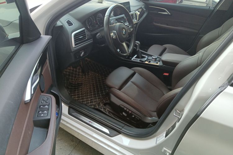 宝马1系 2019款 118i M运动套装中控内饰20