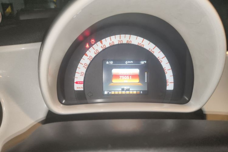 smart fortwo 2015款 1.0L 52千瓦硬顶激情版中控内饰14