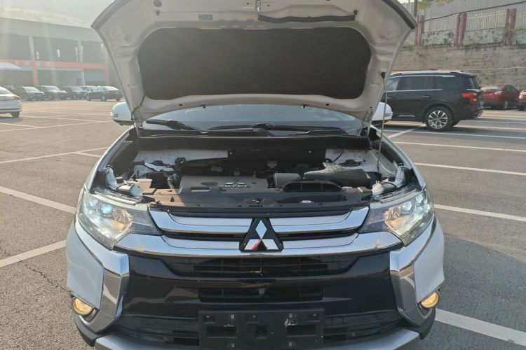 三菱 欧蓝德 2018款 2.4L 四驱豪华版 7座机舱底盘24