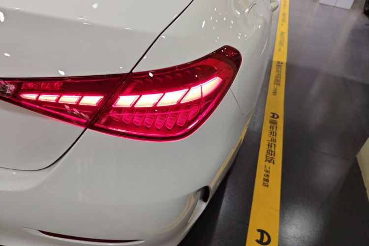 奔驰C级 2023款 改款 C 260 L 运动版车身外观9