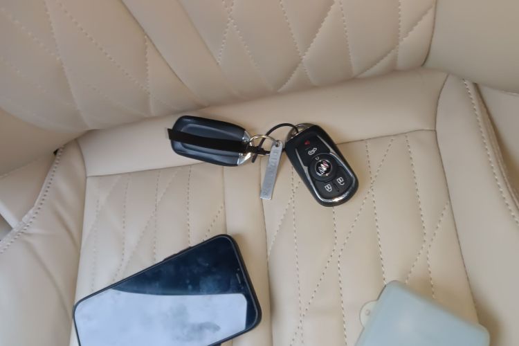 别克GL8 2023款 改款 陆上公务舱 豪华型中控内饰11