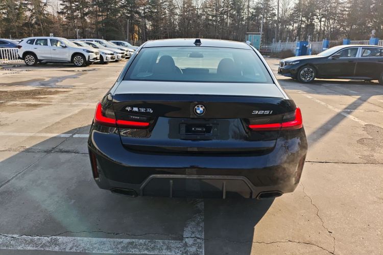 宝马3系 2024款 325i M运动曜夜套装车身外观6