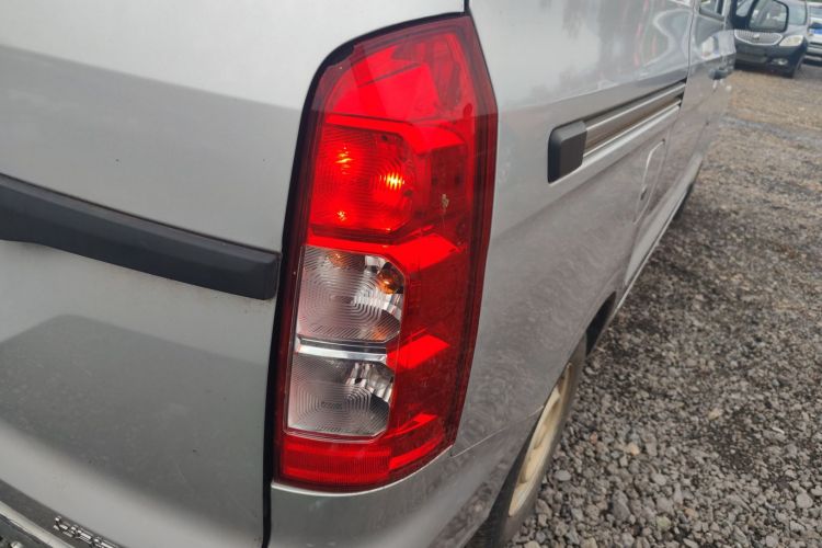 五菱汽车 五菱宏光V 2021款 1.5L劲取版LAR车身外观9