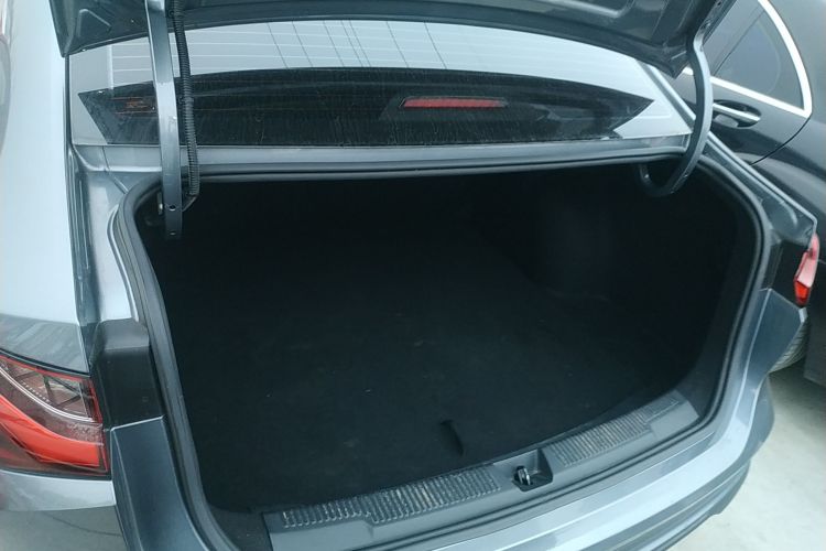 荣威i5 2023款 1.5L 手动舒享版机舱底盘23