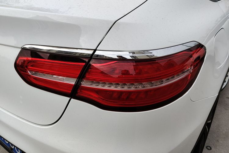 奔驰GLC轿跑 2019款 GLC 260 4MATIC 轿跑SUV车身外观9