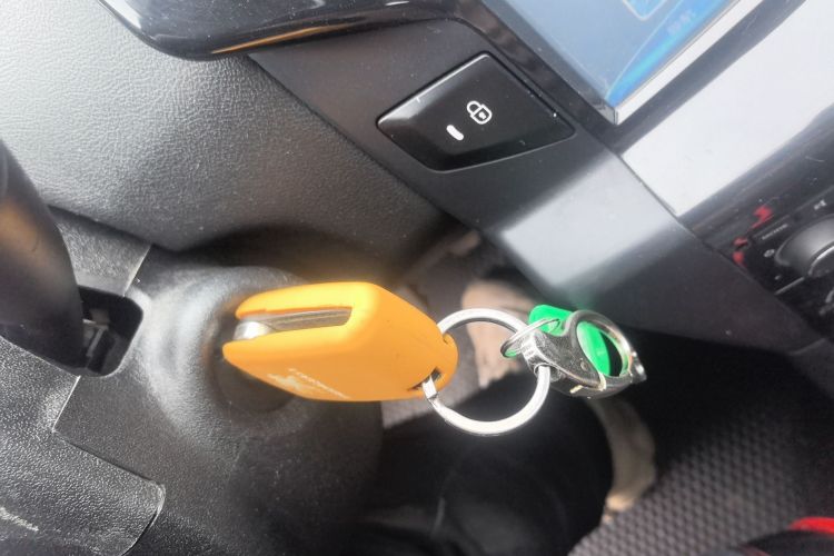 雪铁龙 世嘉 2013款 三厢 1.6L 手动品尚型中控内饰11