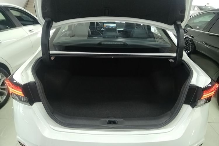 日产 天籁 2022款 2.0T XL 进享版机舱底盘23