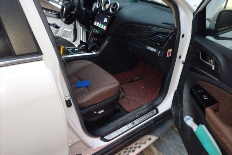 比亚迪 唐新能源 2017款 2.0T 全时四驱豪雅型 7座局部细节9005