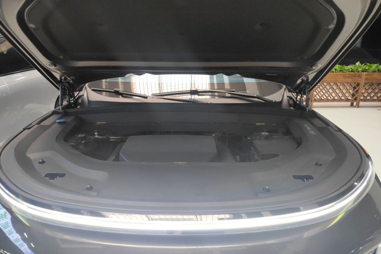 理想汽车 理想L8 2023款 Air机舱底盘24