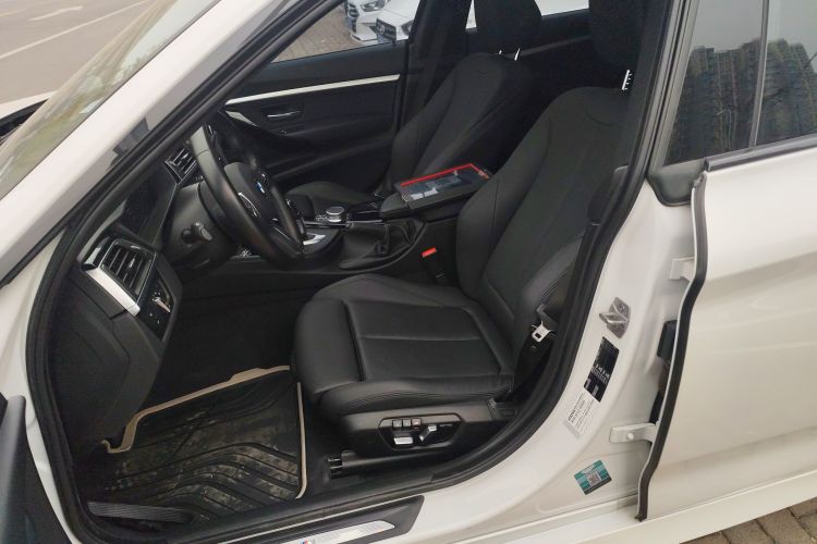 宝马3系GT 2020款 320i M运动套装中控内饰19