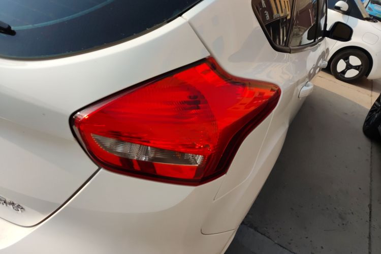 福特 福克斯 2017款 两厢 1.6L 自动舒适型智行版车身外观6001