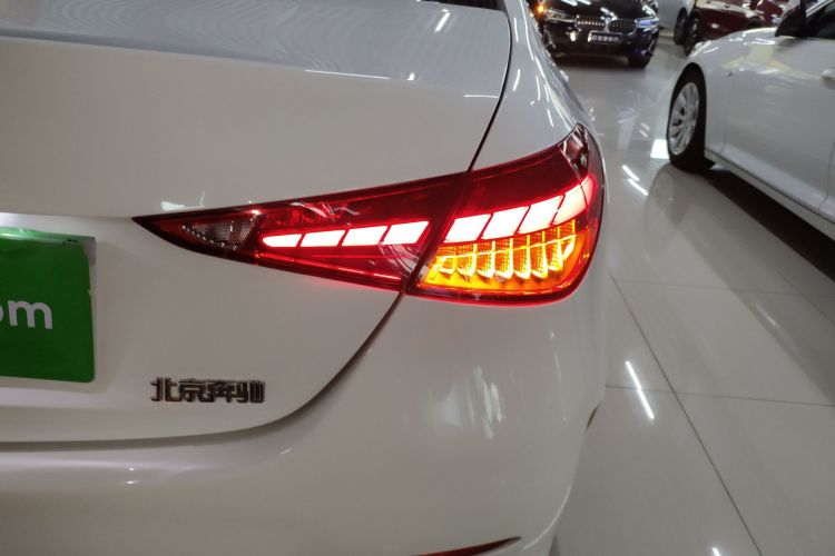 奔驰C级 2023款 改款 C 200 L 运动版车身外观9