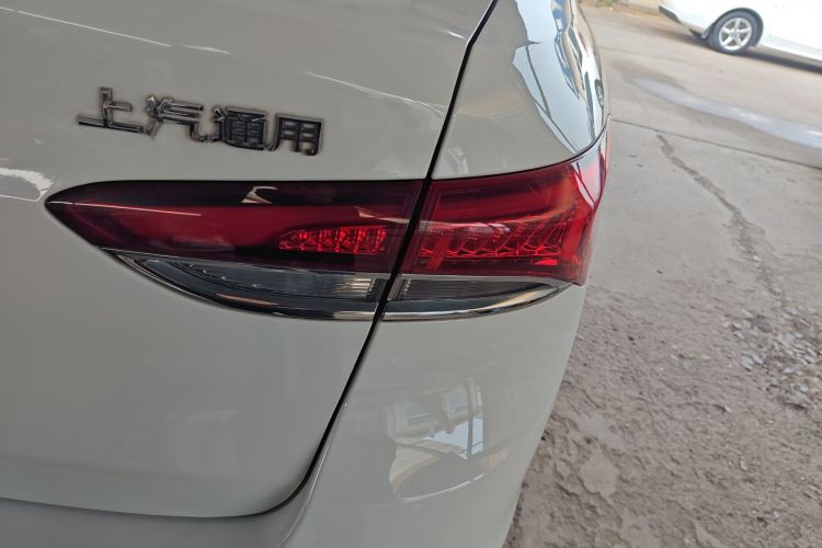 别克 英朗 2021款 改款 典范 1.5L 自动精英型车身外观9