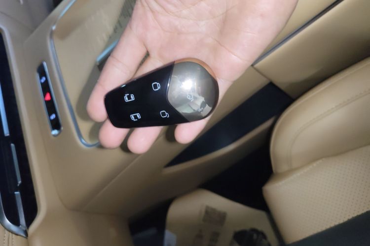 岚图汽车 岚图梦想家 2025款 PHEV 四驱卓越乾崑版中控内饰11