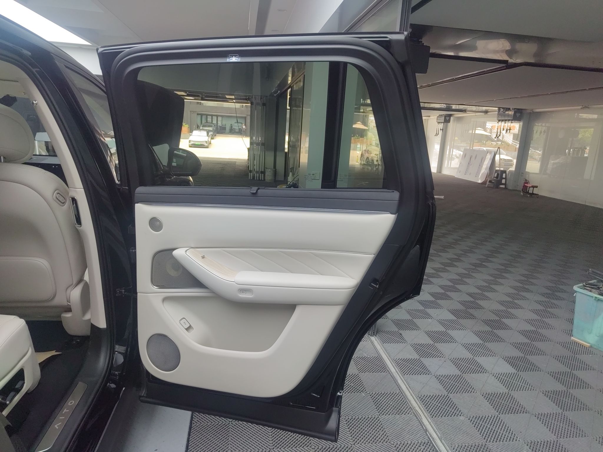 鸿蒙智行 问界M8 2025款 增程 Max+版 53.4kWh 6座版