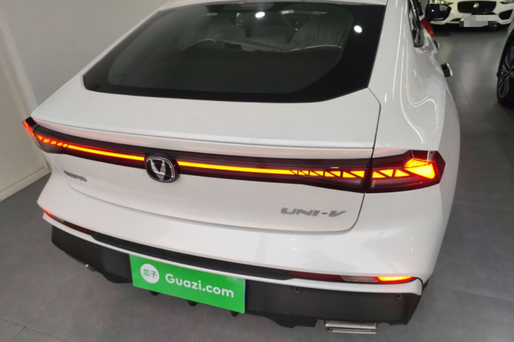 长安UNI-V 2024款 1.5T 尊贵型车身外观6