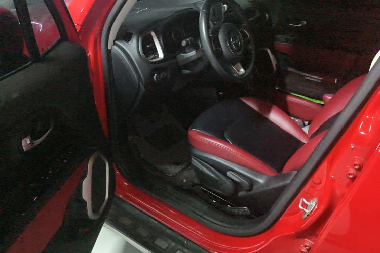 Jeep 自由侠 2018款 互联大屏版 180T 自动劲能版中控内饰7003