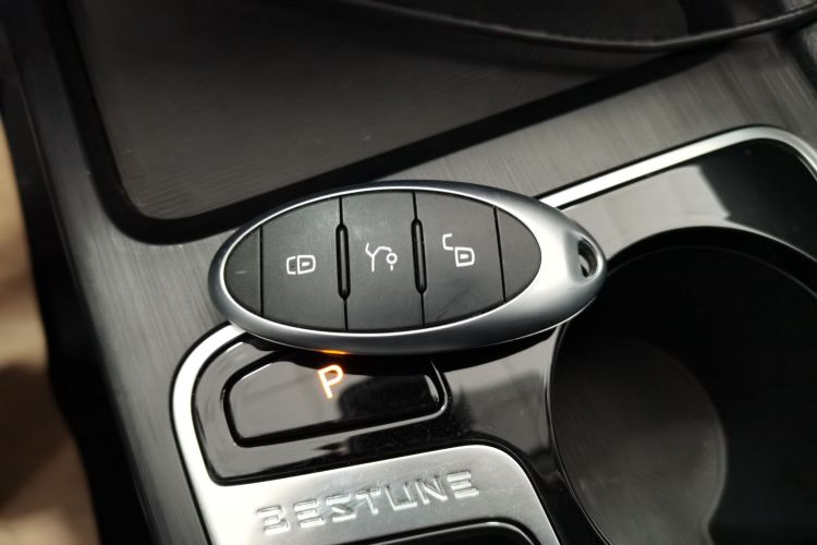 奔腾B70 2025款 龙耀版 1.5T 欢享型中控内饰11