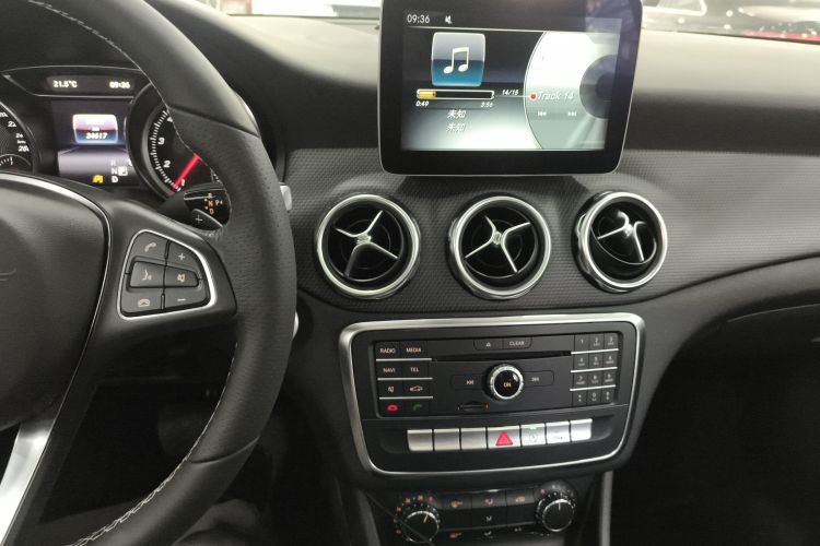 奔驰GLA 2017款 GLA 200 动感型中控内饰16