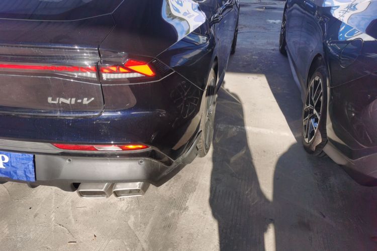 长安UNI-V 2024款 1.5T 尊贵运动型车身外观9