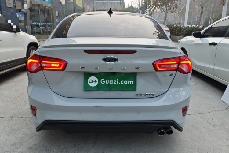 福特 福克斯 2022款 三厢 EcoBoost 180 自动ST Line车身外观6