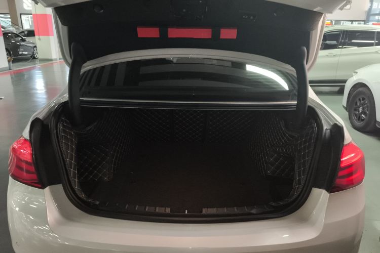 宝马3系 2018款 320Li 领先型豪华套装机舱底盘23