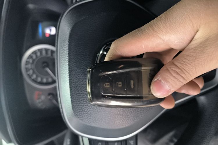 丰田 雷凌 2023款 185T CVT豪华版中控内饰7001