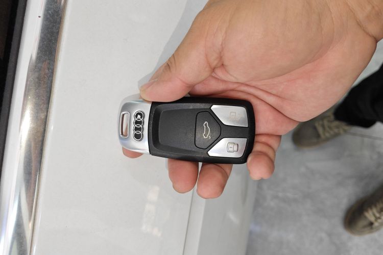 奥迪A4L 2018款 30周年年型 40 TFSI 进取型中控内饰11